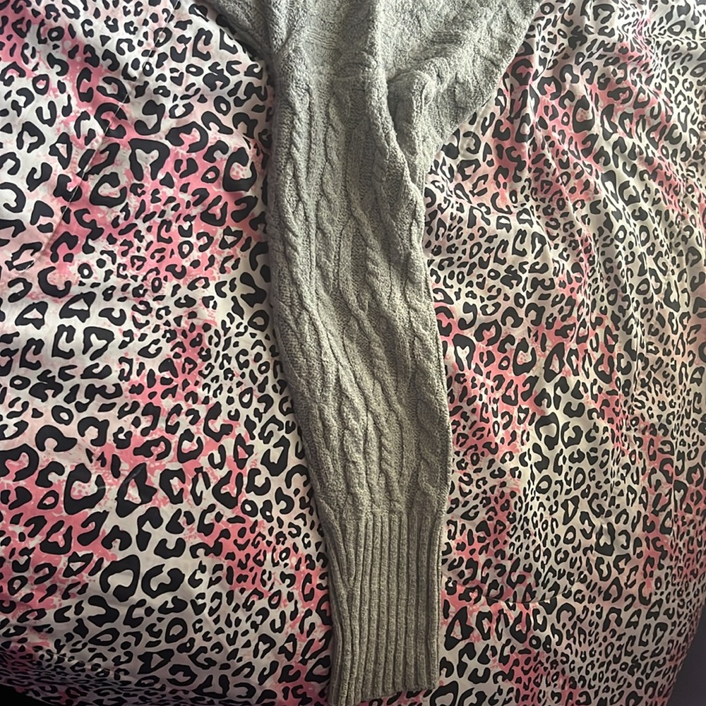Gray sweater - Picture 3 of 4